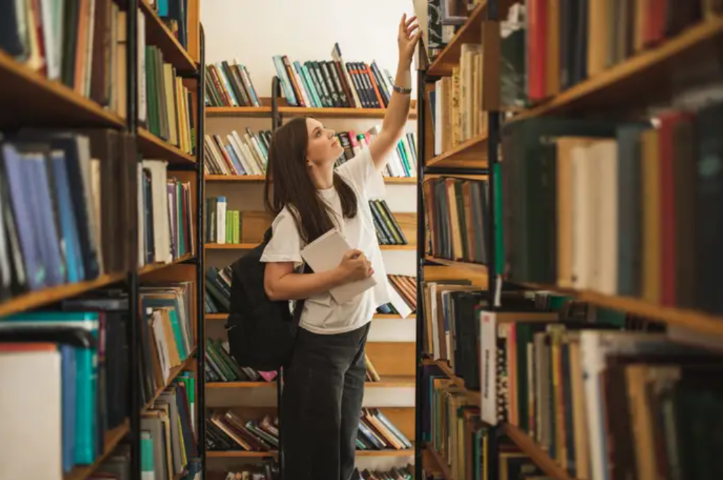 Bolsas de estudo só chegam "aos muito pobres" impedindo muitos alunos de estudar