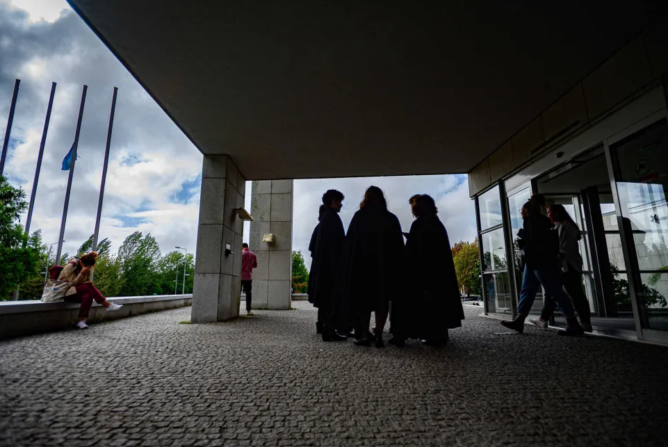 Mais de metade dos universitários está em "burnout" e 40% consomem psicotrópicos